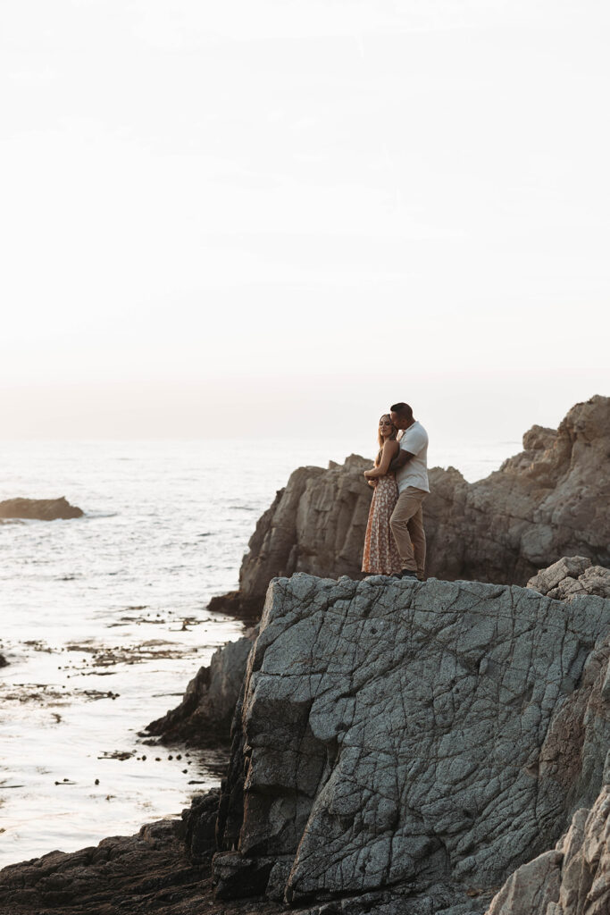 couple posing on cliffs for their pre wedding photos
