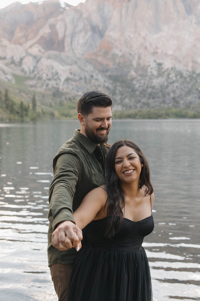 couple in mammoth lakes posing for photos