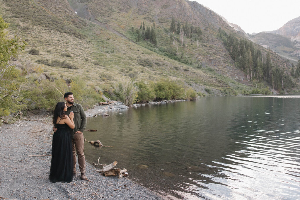 couple in mammoth lakes posing for photos
