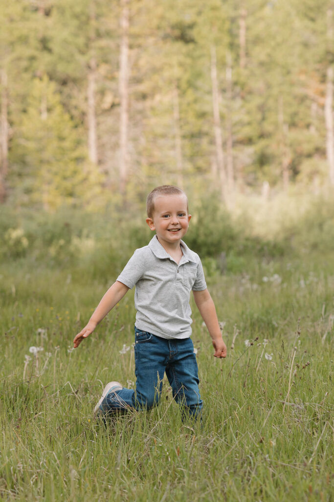 a family photo session in a field
