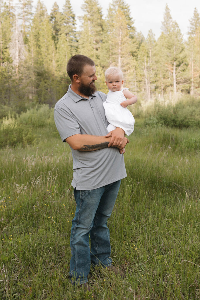 a family photo session in a field
