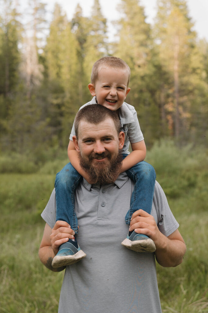 a family photo session in a field
